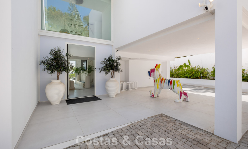 Elegante villa de lujo de estilo contemporáneo en venta en las colinas de Marbella Este 800263