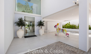 Elegante villa de lujo de estilo contemporáneo en venta en las colinas de Marbella Este 800263 