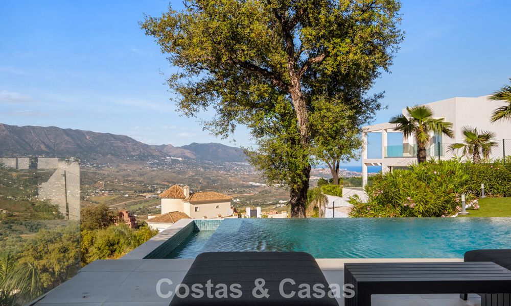 Elegante villa de lujo de estilo contemporáneo en venta en las colinas de Marbella Este 800264