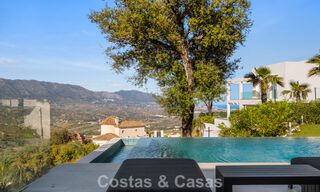 Elegante villa de lujo de estilo contemporáneo en venta en las colinas de Marbella Este 800264 