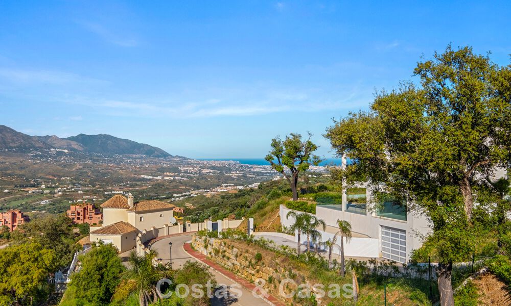 Elegante villa de lujo de estilo contemporáneo en venta en las colinas de Marbella Este 800266