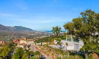 Elegante villa de lujo de estilo contemporáneo en venta en las colinas de Marbella Este 800266 