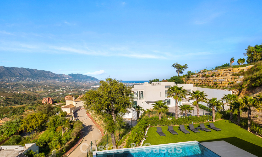 Elegante villa de lujo de estilo contemporáneo en venta en las colinas de Marbella Este 800267