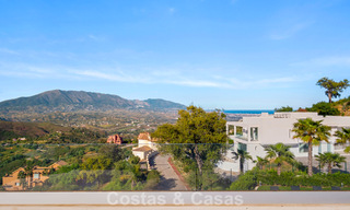 Elegante villa de lujo de estilo contemporáneo en venta en las colinas de Marbella Este 800268 