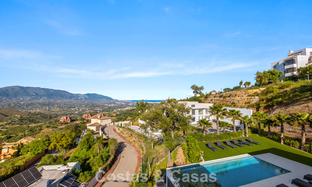 Elegante villa de lujo de estilo contemporáneo en venta en las colinas de Marbella Este 800269