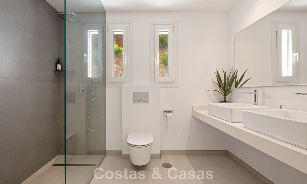 Elegante villa de lujo de estilo contemporáneo en venta en las colinas de Marbella Este 800271