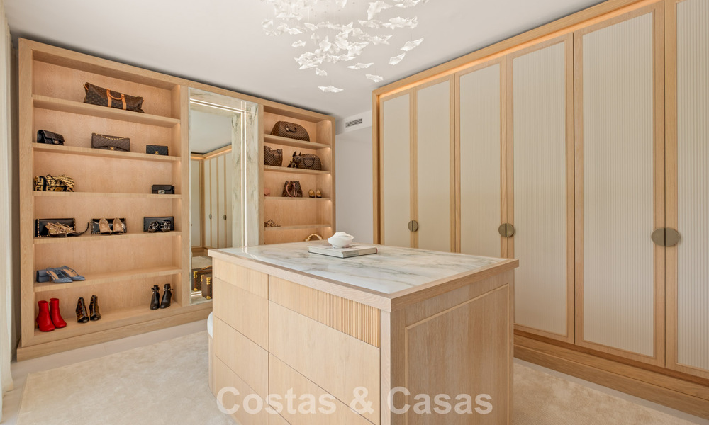 Elegante villa de lujo de estilo contemporáneo en venta en las colinas de Marbella Este 800274