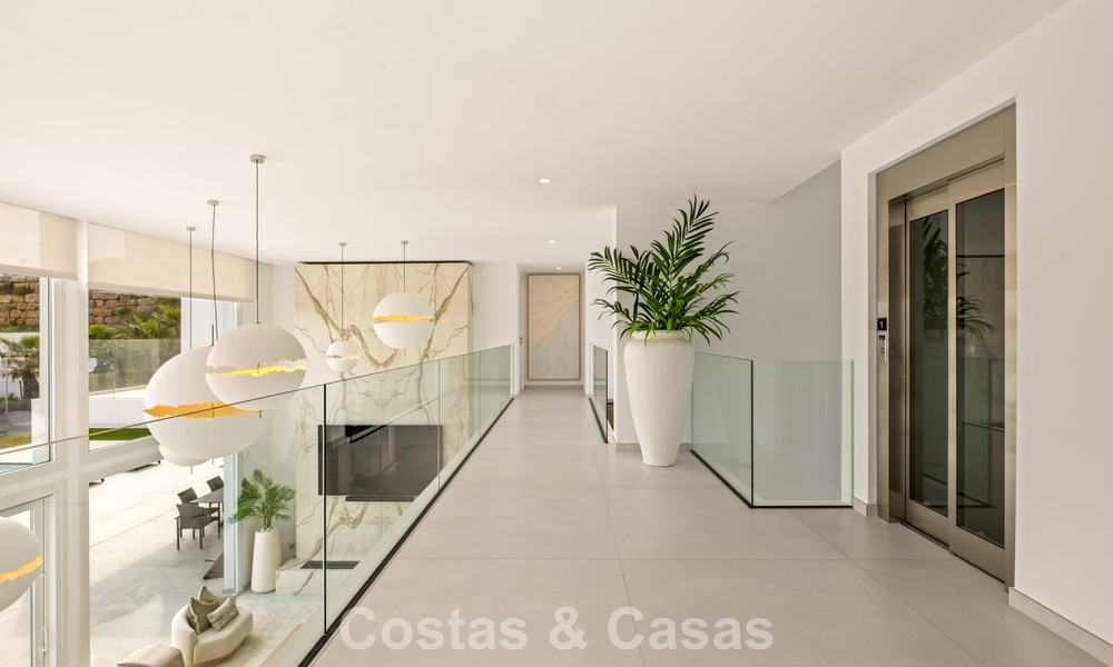 Elegante villa de lujo de estilo contemporáneo en venta en las colinas de Marbella Este 800276