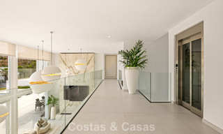 Elegante villa de lujo de estilo contemporáneo en venta en las colinas de Marbella Este 800276 