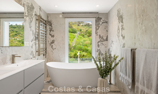 Elegante villa de lujo de estilo contemporáneo en venta en las colinas de Marbella Este 800279 