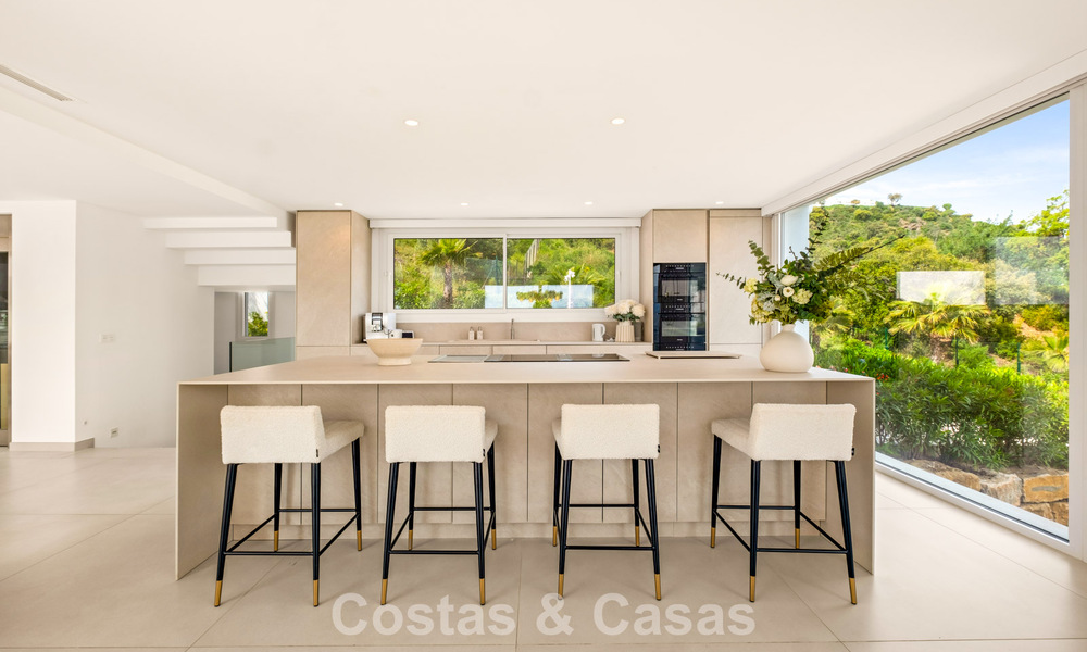Elegante villa de lujo de estilo contemporáneo en venta en las colinas de Marbella Este 800280