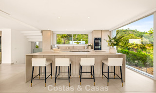 Elegante villa de lujo de estilo contemporáneo en venta en las colinas de Marbella Este 800280 