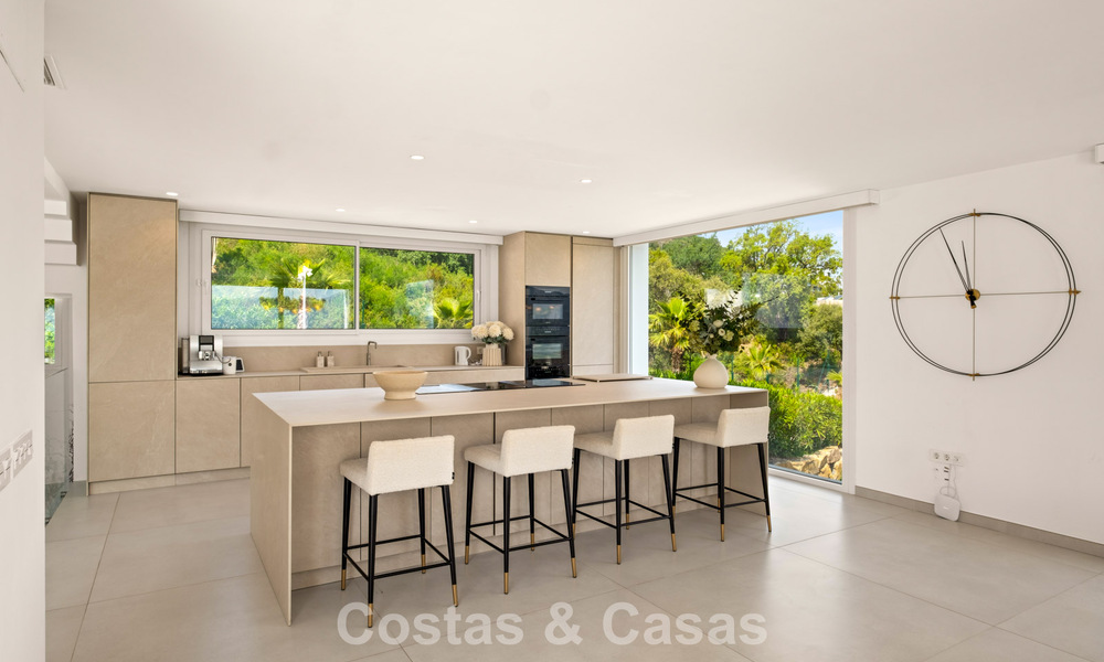 Elegante villa de lujo de estilo contemporáneo en venta en las colinas de Marbella Este 800281