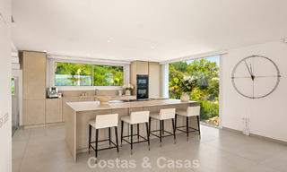 Elegante villa de lujo de estilo contemporáneo en venta en las colinas de Marbella Este 800281 