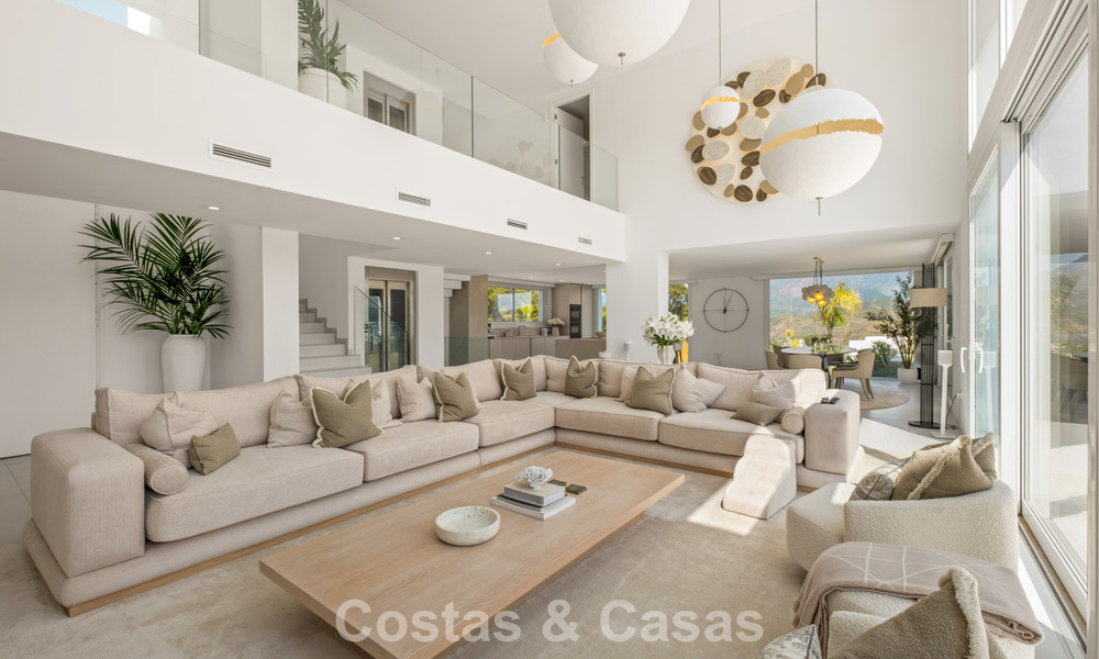 Elegante villa de lujo de estilo contemporáneo en venta en las colinas de Marbella Este 800282