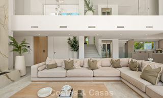 Elegante villa de lujo de estilo contemporáneo en venta en las colinas de Marbella Este 800283 