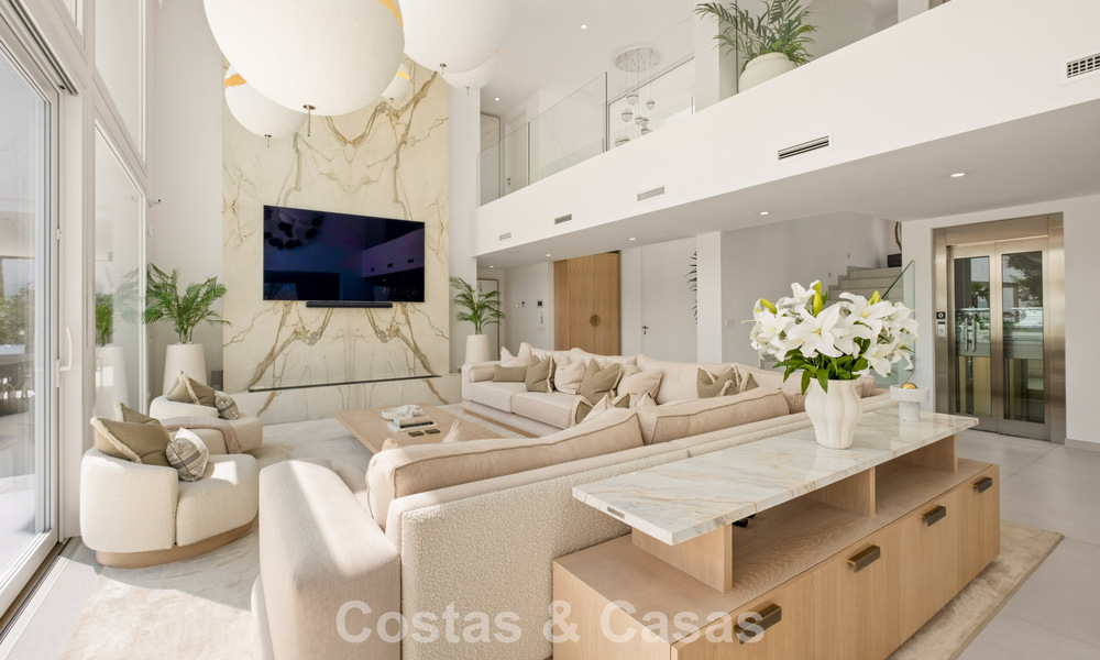 Elegante villa de lujo de estilo contemporáneo en venta en las colinas de Marbella Este 800284