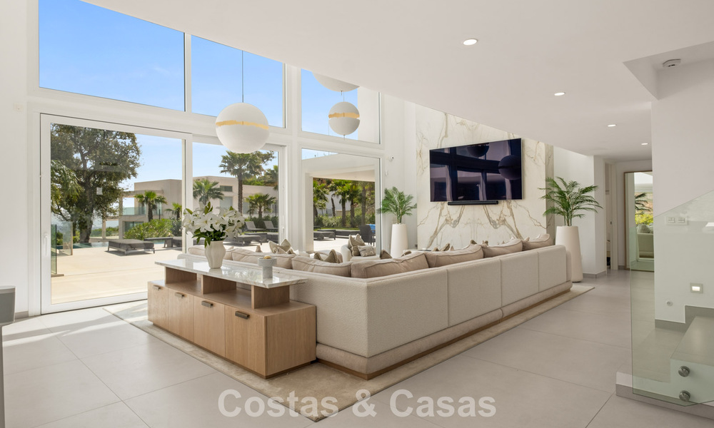 Elegante villa de lujo de estilo contemporáneo en venta en las colinas de Marbella Este 800285
