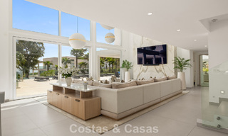 Elegante villa de lujo de estilo contemporáneo en venta en las colinas de Marbella Este 800285 