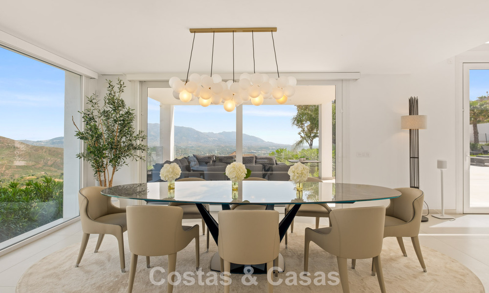 Elegante villa de lujo de estilo contemporáneo en venta en las colinas de Marbella Este 800287