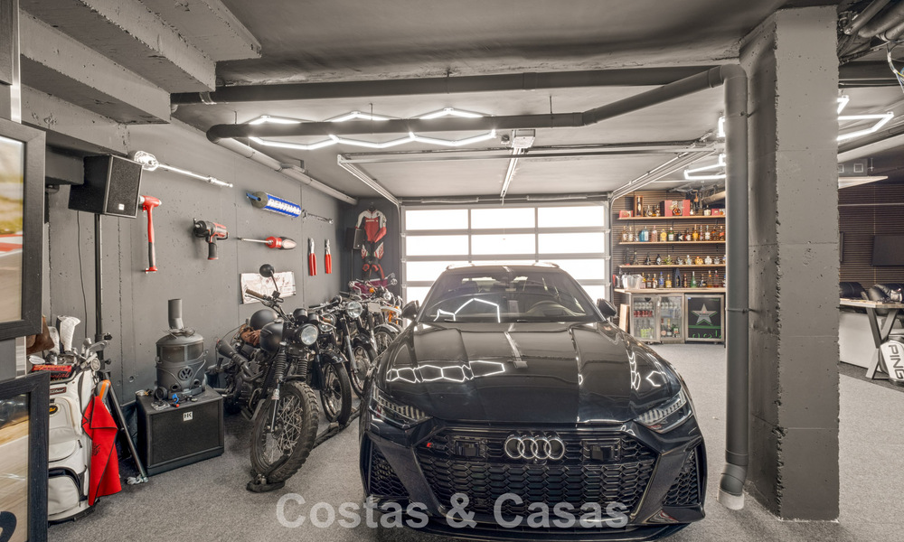 Elegante villa de lujo de estilo contemporáneo en venta en las colinas de Marbella Este 800293