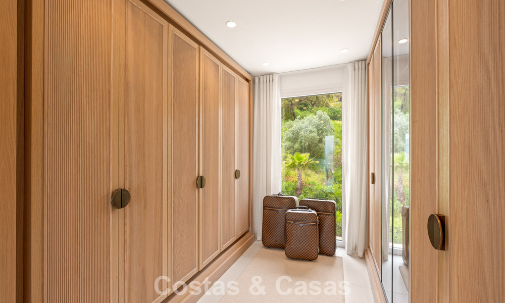 Elegante villa de lujo de estilo contemporáneo en venta en las colinas de Marbella Este 800295