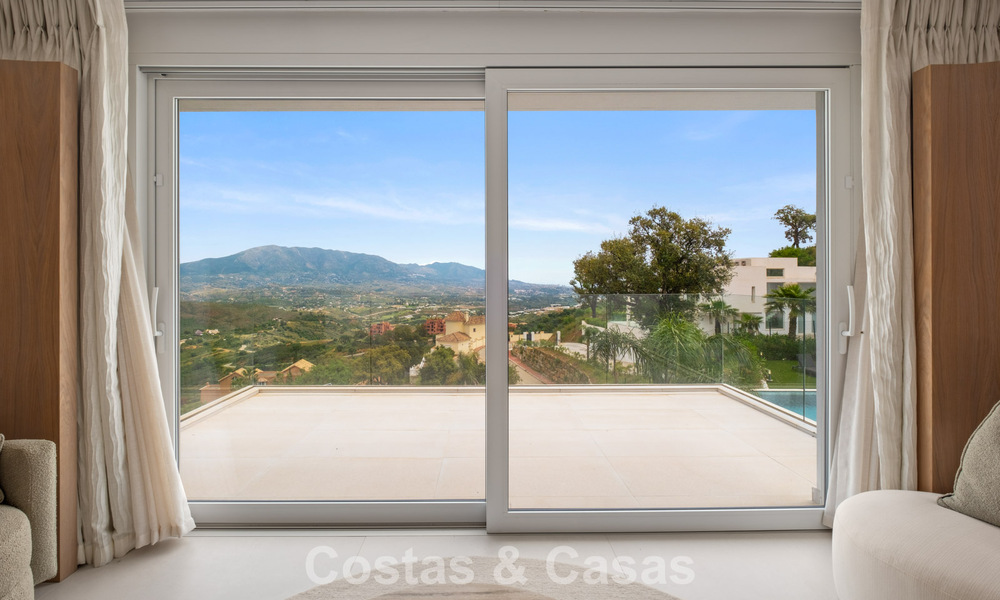 Elegante villa de lujo de estilo contemporáneo en venta en las colinas de Marbella Este 800297
