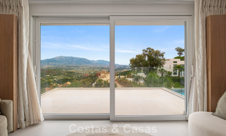 Elegante villa de lujo de estilo contemporáneo en venta en las colinas de Marbella Este 800297 