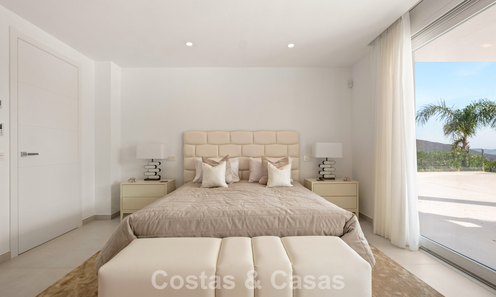 Elegante villa de lujo de estilo contemporáneo en venta en las colinas de Marbella Este 800298