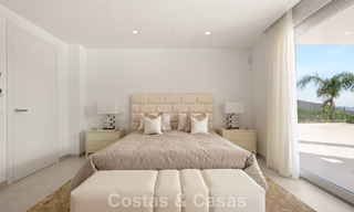 Elegante villa de lujo de estilo contemporáneo en venta en las colinas de Marbella Este 800298 