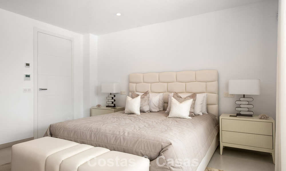 Elegante villa de lujo de estilo contemporáneo en venta en las colinas de Marbella Este 800299
