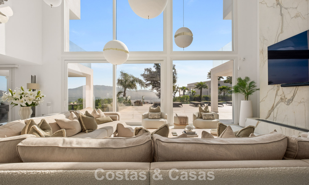Elegante villa de lujo de estilo contemporáneo en venta en las colinas de Marbella Este 800300