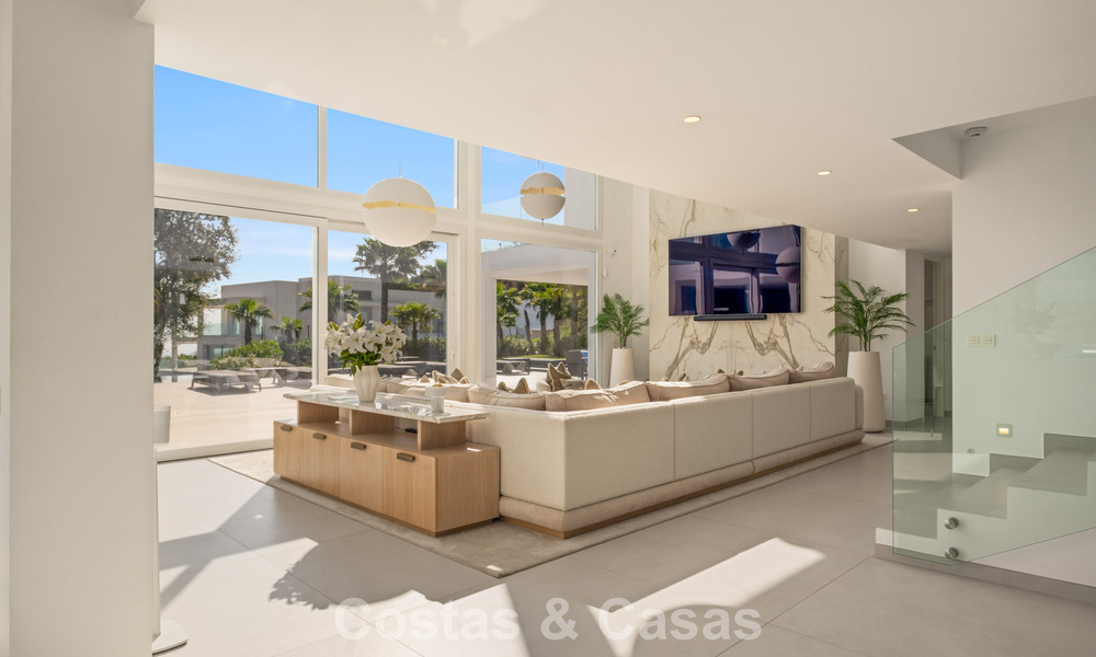 Elegante villa de lujo de estilo contemporáneo en venta en las colinas de Marbella Este 800301
