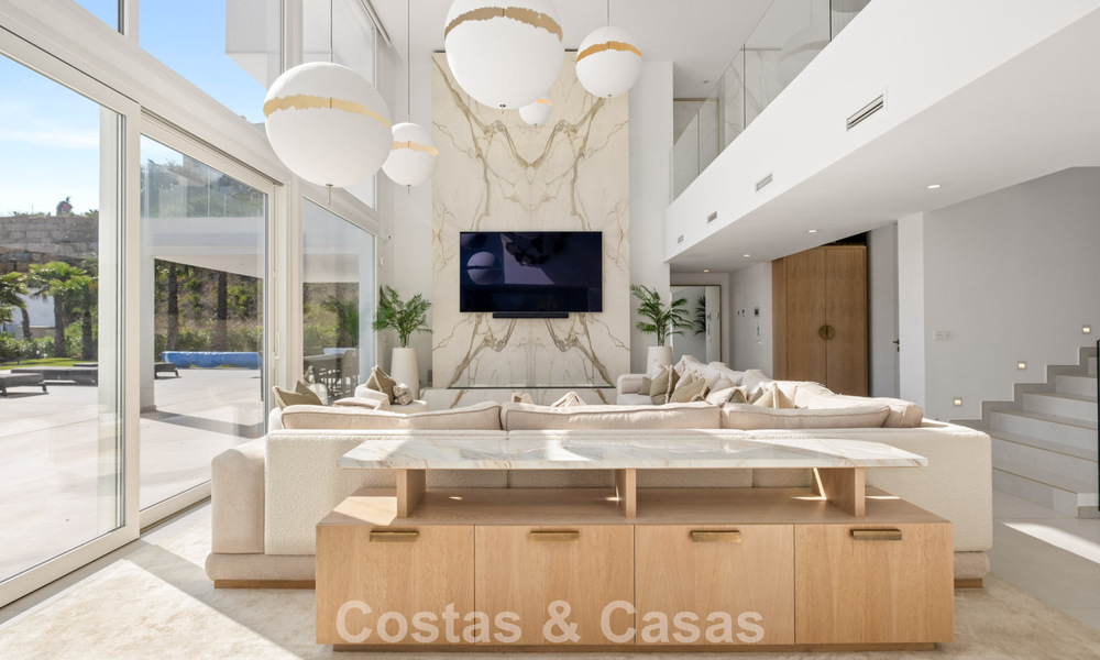 Elegante villa de lujo de estilo contemporáneo en venta en las colinas de Marbella Este 800303
