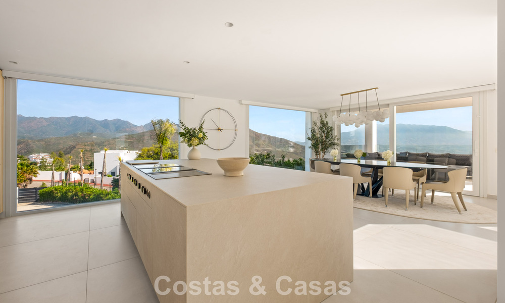 Elegante villa de lujo de estilo contemporáneo en venta en las colinas de Marbella Este 800305