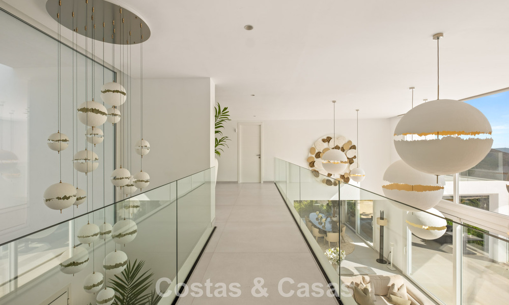 Elegante villa de lujo de estilo contemporáneo en venta en las colinas de Marbella Este 800306