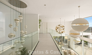 Elegante villa de lujo de estilo contemporáneo en venta en las colinas de Marbella Este 800306 