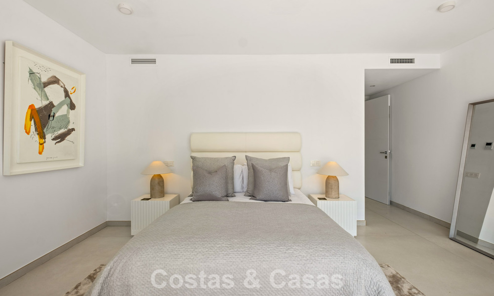 Elegante villa de lujo de estilo contemporáneo en venta en las colinas de Marbella Este 800307