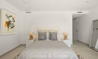 Elegante villa de lujo de estilo contemporáneo en venta en las colinas de Marbella Este 800307 