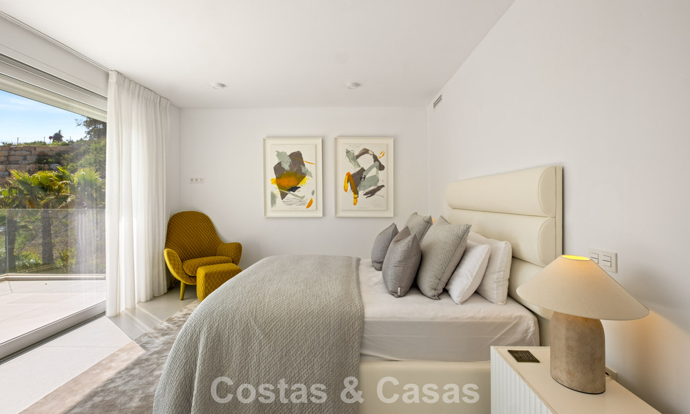 Elegante villa de lujo de estilo contemporáneo en venta en las colinas de Marbella Este 800308