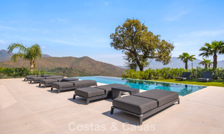 Elegante villa de lujo de estilo contemporáneo en venta en las colinas de Marbella Este 800309 