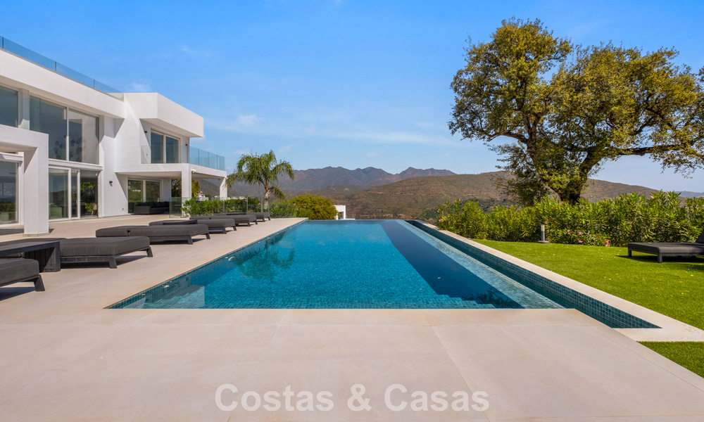 Elegante villa de lujo de estilo contemporáneo en venta en las colinas de Marbella Este 800310