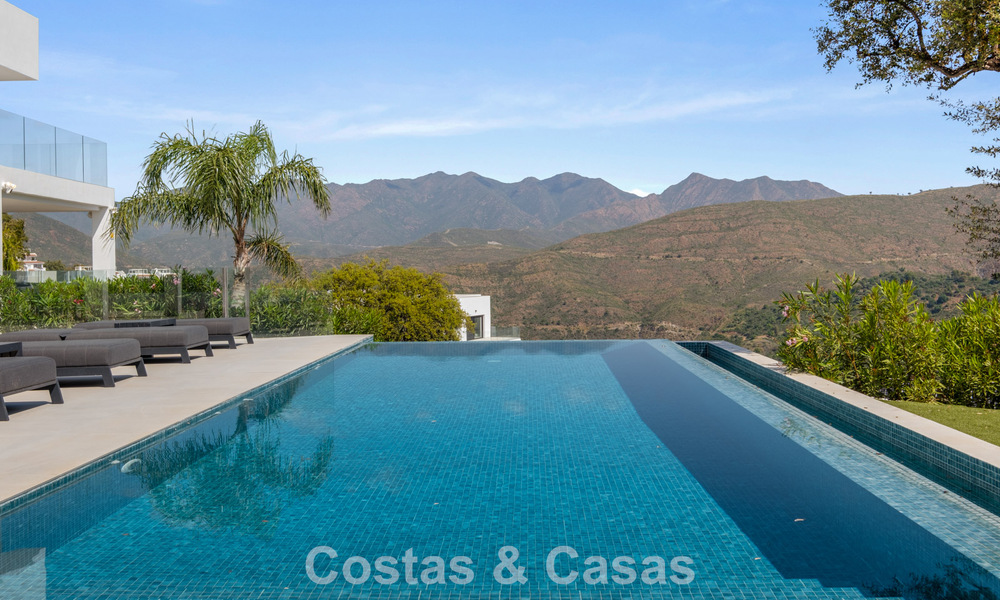Elegante villa de lujo de estilo contemporáneo en venta en las colinas de Marbella Este 800311