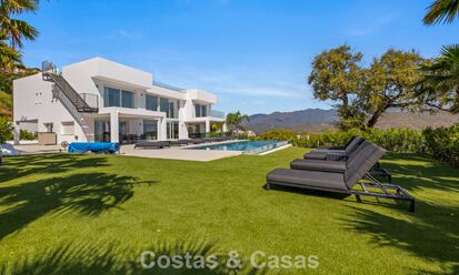 Elegante villa de lujo de estilo contemporáneo en venta en las colinas de Marbella Este 800312