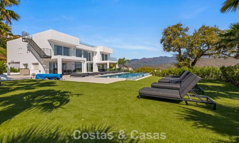 Elegante villa de lujo de estilo contemporáneo en venta en las colinas de Marbella Este 800312