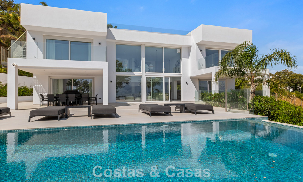 Elegante villa de lujo de estilo contemporáneo en venta en las colinas de Marbella Este 800313