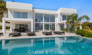 Elegante villa de lujo de estilo contemporáneo en venta en las colinas de Marbella Este 800313 