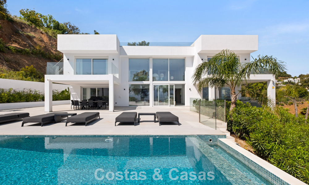 Elegante villa de lujo de estilo contemporáneo en venta en las colinas de Marbella Este 800314
