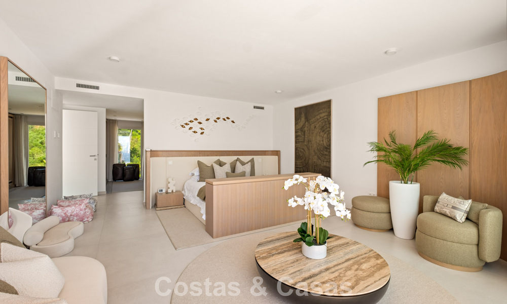 Elegante villa de lujo de estilo contemporáneo en venta en las colinas de Marbella Este 800315