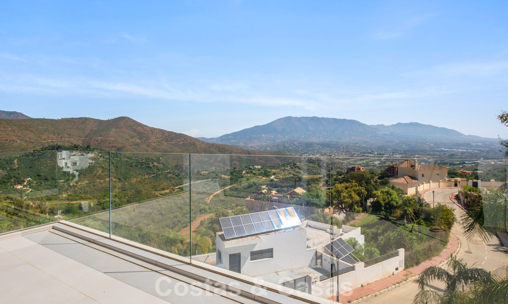 Elegante villa de lujo de estilo contemporáneo en venta en las colinas de Marbella Este 800316